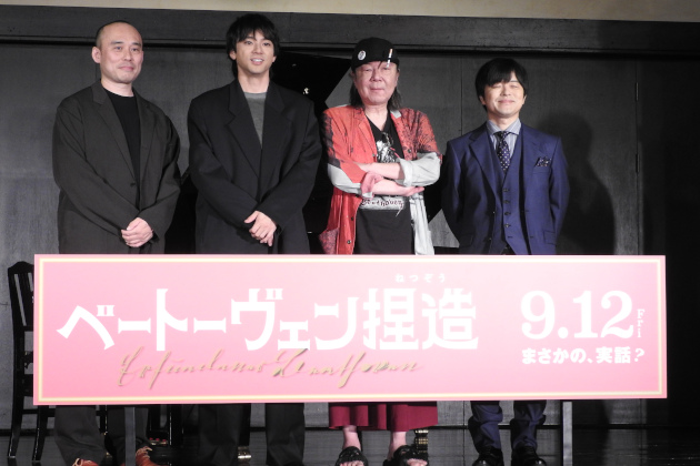 歴史ある自由学園明日館の講堂で。